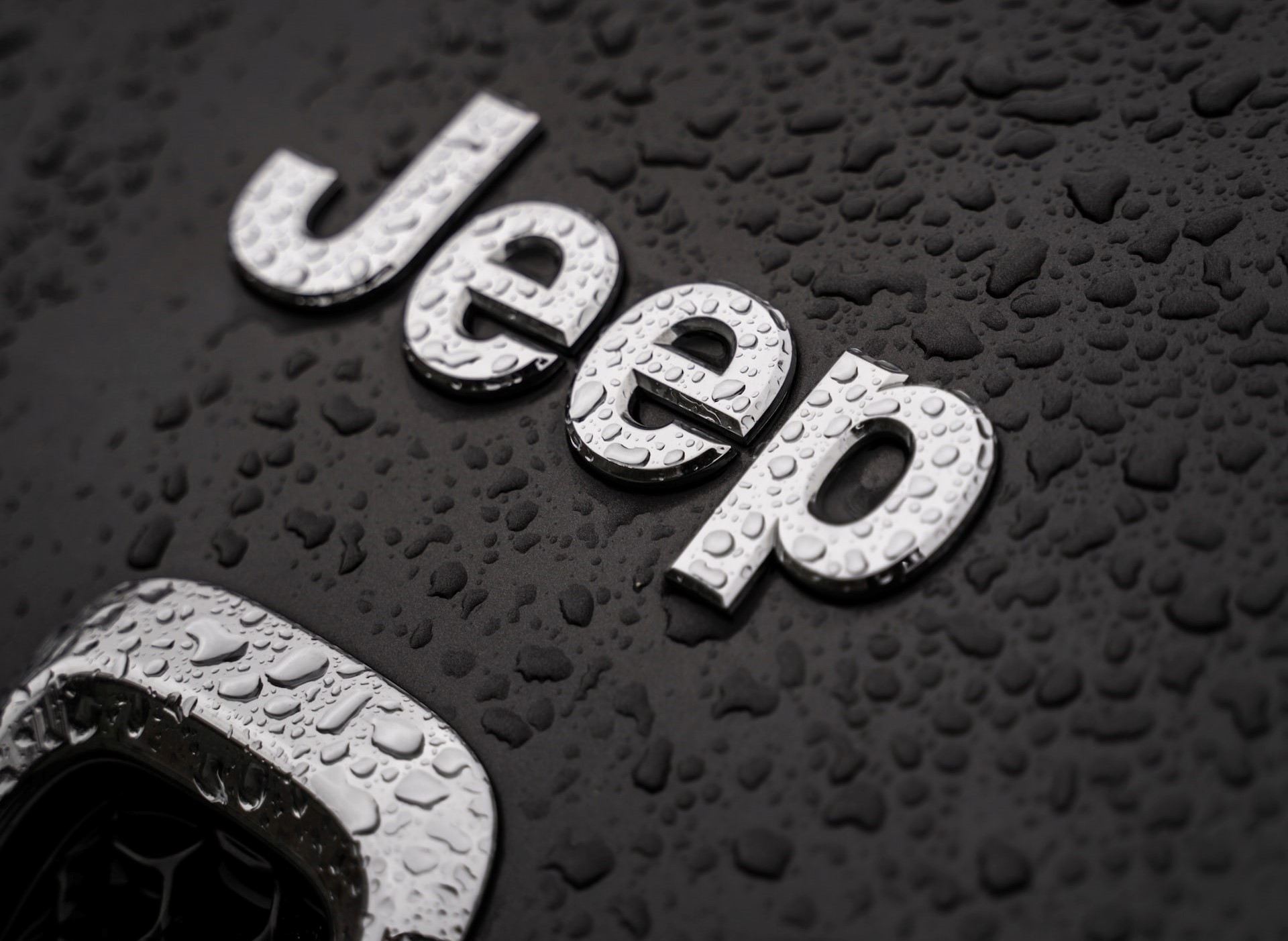 O Jeep Grand Cherokee 4xe possui atrativos muito além do consumo! Veja mais detalhes interessantes sobre esse carro incrível.