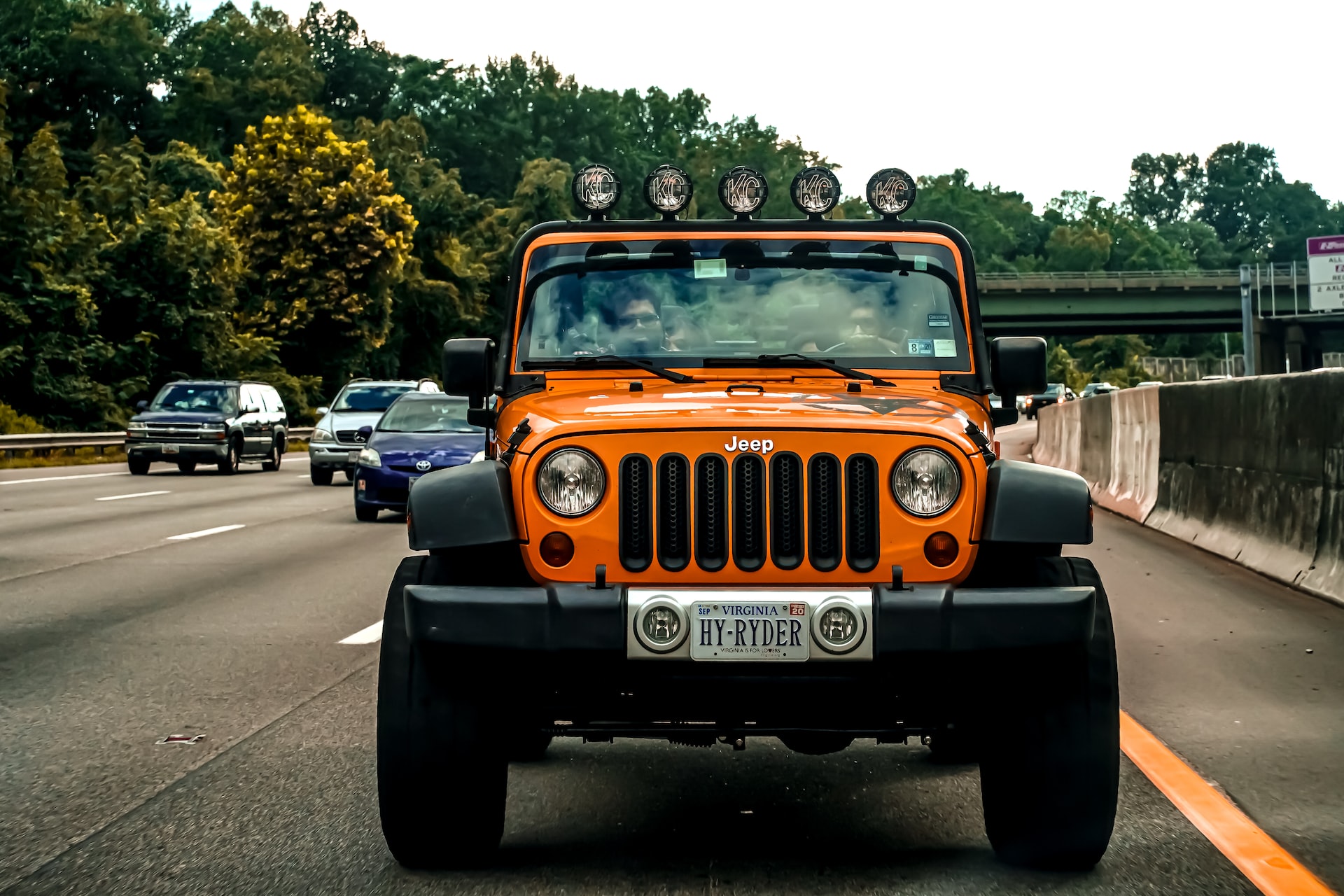 Você é um grande fã dos carros da Jeep? Veja mais sobre o Jeep Wrangler e suas versões e se apaixone ainda mais por esse modelo.
