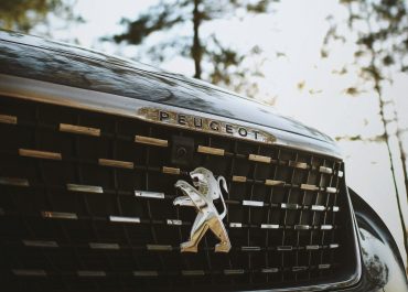 O icônico antigo logotipo da marca foi substituído - e você saberá tudo a respeito. Veja mais detalhes sobre a nova identidade da Peugeot.