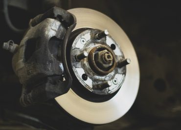 É muito importante cuidar das peças do seu carro, como os discos de freio. Confira quando fazer a troca dos discos de freio do seu carro.